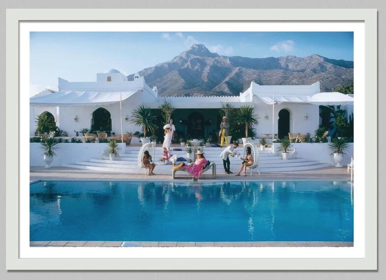 Retro Poolside Host Luxury Lif - Luxury Lifestyle Pictures reseña y precio